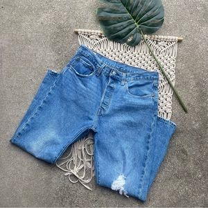 Levi’s Premium High Rise Distressed Cropped Jeans Size 30